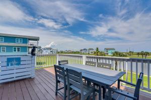 Seas The Day Home with Pool Access in Galveston
