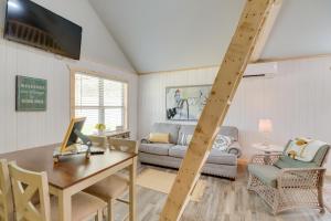 Cozy Studio Cabin about 1 Mi to Greers Ferry Lake!