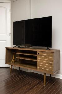 Stunning 2BR Apartment Near Downtown