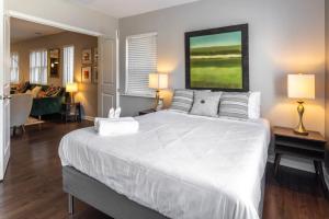 Stunning 2BR Apartment Near Downtown