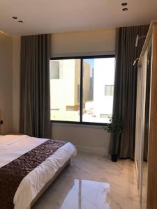 شقة فاخرة غرفة وصالة بالعارض دخول ذاتي ١٠