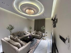 شقة فاخرة غرفة وصالة بالعارض دخول ذاتي ١٠