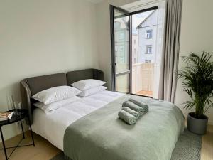 Brand new city centre apartment, free parking spot