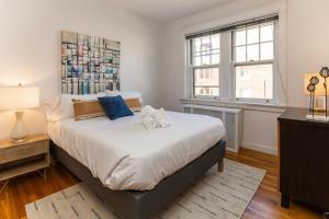 Hyde Park Comfort with Office Near Everything