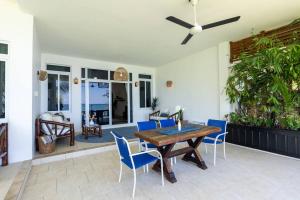Ivys Cove Beach Side Condo - Luxury Villa