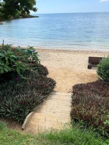 Ivys Cove Beach Side Condo - Luxury Villa