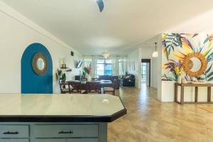 Ivys Cove Beach Side Condo - Luxury Villa
