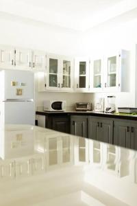 Ivys Cove Beach Side Condo - Luxury Villa