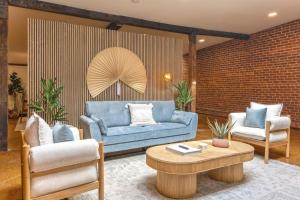 Spacious Retreat w Private Roof Deck Walkable to ALL