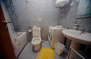 Lovely 2-bedroom condo with private garage