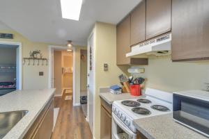 1 Mi to Granby Ranch Cozy Condo with Fireplace