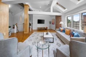 Hyde Park Penthouse with Private Patio