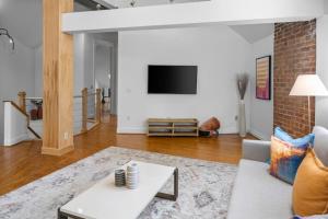 Hyde Park Penthouse with Private Patio