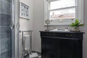 Stunning Soho House style 3 bed apartment with terrace, near Notting Hill and Westfield