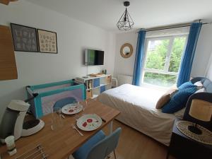 Appartements Studio Cosy neuf + lit bebe a 4 minutes RER A : photos des chambres