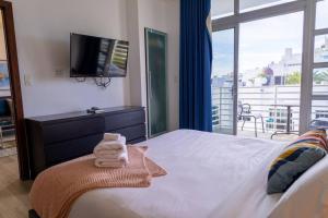 1 Bedroom with King Bed and Roof-Top Pool and Bar C503