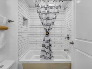 Quaint 32.5 home in Fort Dupont
