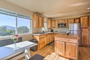 Oakhurst Duplex about 13 Mi to Yosemite National Park! - 3hvězdičkové hotely ve městě Oakhurst