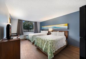 Studio Room with Two Double Beds Non-Smoking room in HomeTowne Studios Painted Post