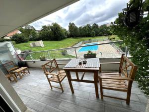 Appartements Appartement cosy avec balcon et piscine : photos des chambres