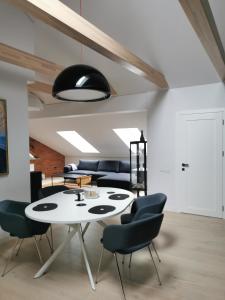 Charming Apartment in Kaunas Old Town with Balcony