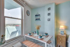 Daytona Beach Studio with Ocean View and Amenities!