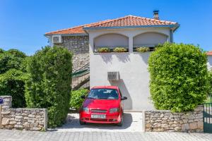 Apartments with a parking space Mirca, Brac - 729