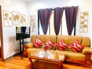 Retreat to a Stylish Flat w Balcony + Garden View