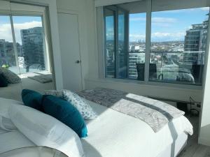Downtown 3br2ba+Views+Skytrain+Free Parking