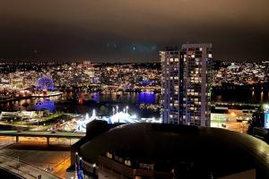 Downtown 3br2ba+Views+Skytrain+Free Parking
