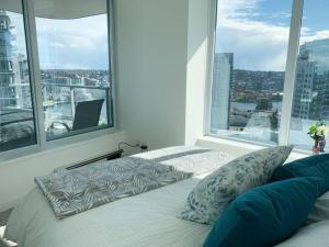 Downtown 3br2ba+Views+Skytrain+Free Parking