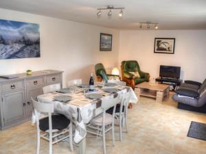 Maisons de vacances Gite Rilly-sur-Vienne, 4 pieces, 6 personnes - FR-1-381-481 : photos des chambres