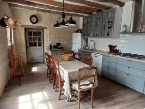 Maisons de vacances Gite Benais, 6 pieces, 10 personnes - FR-1-381-543 : photos des chambres