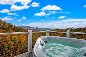 Starline Lodge - New Lux Cabin - Amazing Views, Hot tub, Grill!