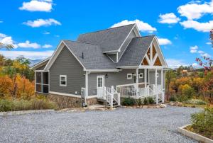 Starline Lodge - New Lux Cabin - Amazing Views, Hot tub, Grill!