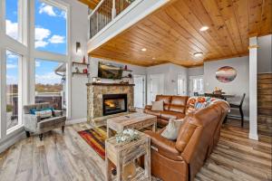 Starline Lodge - New Lux Cabin - Amazing Views, Hot tub, Grill!