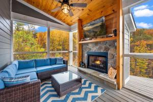 Starline Lodge - New Lux Cabin - Amazing Views, Hot tub, Grill!