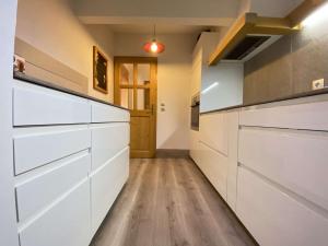 Appartement de Charme avec Cheminée à Praz sur Arly - 2 Chambres, Balcon, Proche Ski et Centre - FR-1-603-80