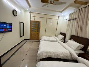 Triple Room with Shared Bathroom room in Roomi Guest House