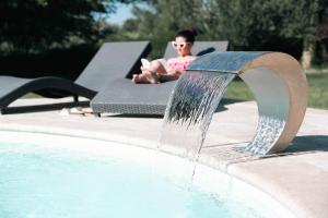 Mas du Versadou, dans un espace naturel protégé, piscine couverte chauffée toute lannée, Spa et salle de jeux