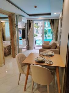 Pretty nice pool view一楼泳池景观房