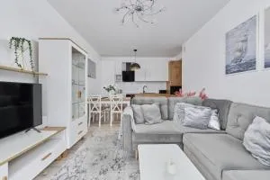 Spacious Apartment suitable for Remote Work with Balcony & Parking by Noclegi Renters - Jankowice