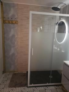 Sejours chez l'habitant Miss G'Ainguette : Chambre Double avec Salle de Bains Privative