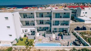 Apartments AMAN with pool, Novalja