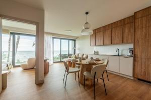 Luksusowy Apartament Sun Seasons 24 w Rewalu z Widokiem, Basenem, Siłownią i Sauną by Noclegi Renters
