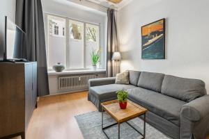 The Gleditsch - Central Schöneberg location, 1BR, 1 living room, group friendly, ideal for 2 - 4 Guests