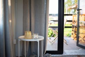 Houten huisje tussen paarden