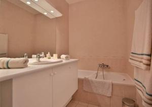 Charming Two-Bedroom Apartment with balcony and Garage by the Marina