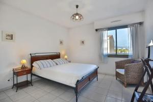 Charming Two-Bedroom Apartment with balcony and Garage by the Marina