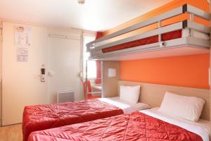 Hotels Premiere Classe Chalons-en-Champagne : Chambre Triple avec 2 Lits Simples et 1 Lit Superposé